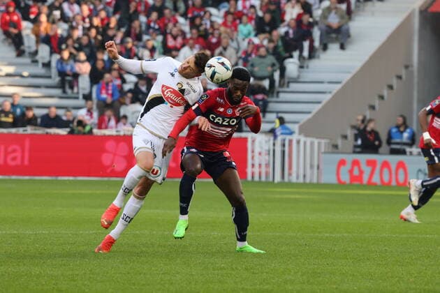 Fußball, OSC Lille - SCO Angers Pierrick Capelle et Jonathan Bamba lors du match LOSC - Angers - Ligue 1 Uber Eats - Decathlon Arena stade Pierre Mauroy Villeneuve d Ascq - 13 novembre 2022 FOOTBALL : LOSC vs ANGERS - Ligue1 Uber Eats - 13 11 2022 LaurentSanson Panoramic 