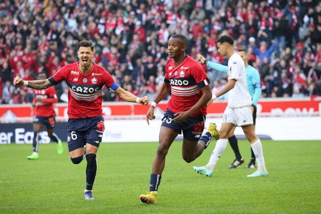 Fußball, OSC Lille - SCO Angers Tiago Djalo et Jose Fonte lors du match LOSC - Angers - Ligue 1 Uber Eats - Decathlon Arena stade Pierre Mauroy Villeneuve d Ascq - 13 novembre 2022 FOOTBALL : LOSC vs ANGERS - Ligue1 Uber Eats - 13 11 2022 LaurentSanson Panoramic 