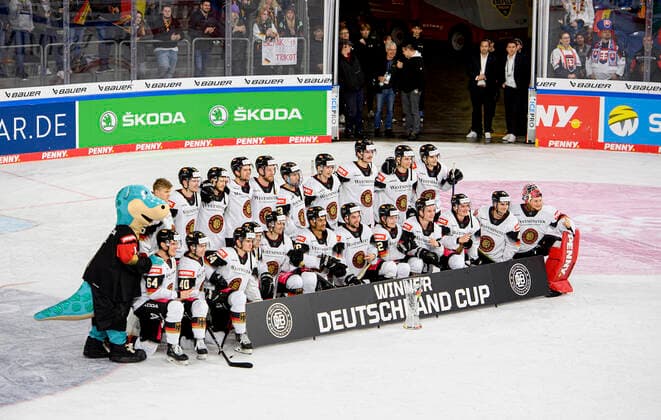 Bilder des Jahres, Sport 11 November Sport Themen der Woche KW45 Sport Bilder des Tages Siegerehrung, Sieger Team GER mit dem Pokal, Mannschaft, Deutschland (GER) - Slowakei (SVK), am 13.11.2021. Eishockey Deutschland Cup vom 10.11. - 13.11.2022 in Krefeld Deutschland. Â *** Award ceremony, winner team GER with the cup, team, Germany GER Slovakia SVK , on 13 11 2021 Ice Hockey Germany Cup from 10 11 13 11 2022 in Krefeld Germany Â