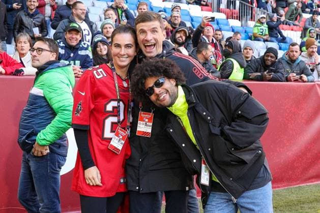 Lisa Mueller, Serge Gnabry 7 (FC Bayern Muenchen), Thomas Mueller 25 (FC Bayern Muenchen) machen ein Foto, Seattle Seahawks vs. Tampa Bay Buccaneers, Football, NFL, American Football Herren, USA 13.11.2022 Muenchen Bayern Deutschland *** Lisa Mueller, Serge Gnabry 7 FC Bayern Muenchen , Thomas Mueller 25 FC Bayern Muenchen take a photo, Seattle Seahawks vs Tampa Bay Buccaneers, Football, NFL, 13 11 2022 Muenchen Bayern Germany Copyright: xkolbert-press ChristianxKolbertx