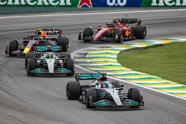 63 RUSSELL George (gbr), Mercedes AMG F1 Team W13, action 44 HAMILTON Lewis (gbr), Mercedes AMG F1 Team W13, action during the Formula 1 Heineken Grande Premio de Sao Paulo 2022, Sao Paulo Grand Prix Grand Prix 2022, 21st round of the 2022 FIA Formula One World Championship, WM, Weltmeisterschaft from November 11 to 13, 2022 on the Interlagos Circuit, in Sao Paulo, Brazil - F1 - SAO PAULO GRAND PRIX 2022 - RACE DPPI Panoramic GOOD5820 copie