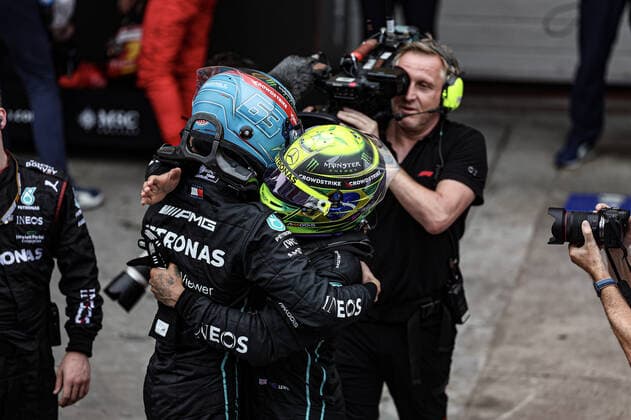 RUSSELL George (gbr), Mercedes AMG F1 Team W13, portrait celebrates his first victory with HAMILTON Lewis (gbr), Mercedes AMG F1 Team W13, portrait during the Formula 1 Heineken Grande Premio de Sao Paulo 2022, Sao Paulo Grand Prix Grand Prix 2022, 21st round of the 2022 FIA Formula One World Championship, WM, Weltmeisterschaft from November 11 to 13, 2022 on the Interlagos Circuit, in Sao Paulo, Brazil - F1 - SAO PAULO GRAND PRIX 2022 - RACE DPPI Panoramic G00D6201 copie