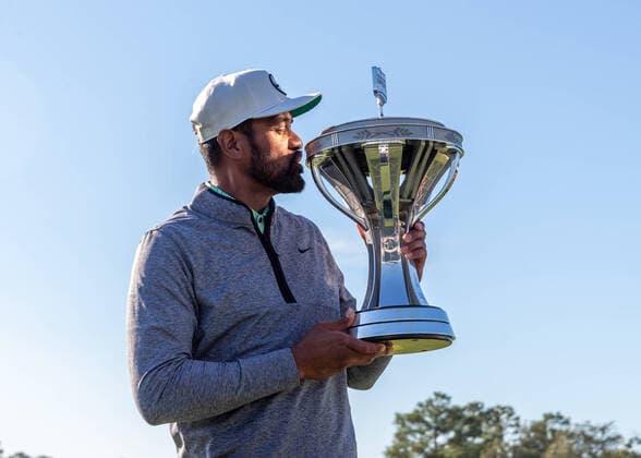 Bilder des Jahres, Sport 11 November Sport Themen der Woche KW45 HOUSTON, TX - NOVEMBER 13: Tony Finau (USA) kisses the Cadence Bank Houston Open trophy during Final Round of the Cadence Bank Houston Open at Memorial Park Golf Course on November 13, 2022 in Houston, Texas. (Photo by Leslie Plaza Johnson Icon Sportswire) GOLF: NOV 13 PGA, Golf Herren Cadence Bank Houston Open Icon221112001