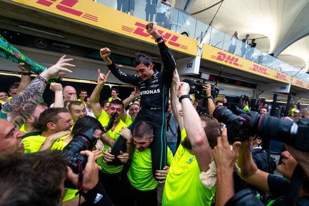 FORMULA 1 HEINEKEN GRANDE PREMIO DO BRASIL 2022 13.11.2022, Autodromo Jose Carlos Pace, Interlagos, FORMULA 1 HEINEKEN GRANDE PREMIO DO BRASIL 2022 , im Bild Das Mercedes Team feiert mit George Russell (GBR), Mercedes-AMG Petronas Formula One Team und Lewis Hamilton (GBR), Mercedes-AMG Petronas Formula One Team den Doppelsieg..