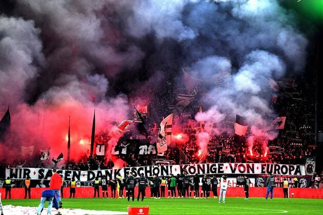 Sport Themen der Woche KW45 Sport Bilder des Tages Fußball 1. Bundesliga 15. Spieltag 1. FSV Mainz 05 - Eintracht Frankfurt am 13.11.2022 in der Mewa Arena in Mainz Bengalos Pyro Pyrotechnik Leuchtkörper Rauchbomben - Wir sagen Dankeschön Könige von Europa - Frankfurter Fans verabschieden die Mannschaft in die Winterpause DFL regulations prohibit any use of photographs as image sequences and or quasi-video. *** Soccer 1 Bundesliga 15 Matchday 1 FSV Mainz 05 Eintracht Frankfurt on 13 11 2022 at the Mewa Arena in Mainz Bengalos pyro pyrotechnics flares smoke bombs We say thank you Kings of Europe Frankfurt fans bid farewell to the team in the winter break DFL regulations prohibit any use of photographs as image sequences and or quasi video xJKx