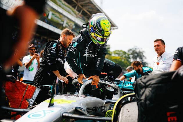 HAMILTON Lewis (gbr), Mercedes AMG F1 Team W13, portrait starting grid, grille de depart, during the Formula 1 Heineken Grande Premio de Sao Paulo 2022, Sao Paulo Grand Prix Grand Prix 2022, 21st round of the 2022 FIA Formula One World Championship, WM, Weltmeisterschaft from November 11 to 13, 2022 on the Interlagos Circuit, in Sao Paulo, Brazil - F1 - SAO PAULO GRAND PRIX 2022 - RACE DPPI Panoramic 00122048__V2_1092