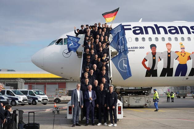 Bilder des Jahres, Sport 11 November Sport Themen der Woche KW46 Sport Bilder des Tages Mannschaft kommt zum Abflug des mit Diversity wins gekennzeichneten Flugzeugs - Frankfurt 14.11.2022: Abflug der Deutschen Nationalmannschaft zur WM 2022 in Katar, Flughafen Frankfurt *** Team arrives for departure of plane marked with diversity wins Frankfurt 14 11 2022 Departure of the German national team for the 2022 World Cup in Qatar, Frankfurt Airport.