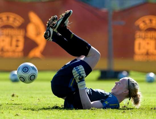 ABO 20090824 - De svenska fotbollsdamerna tränade inför den inledande matchen pa tisdag mot Ryssland i EM i fotboll för damer i Abo, Finland. Pa bilden malvakten Hedvig Lindahl. Foto Jonas Ekströmer SCANPIX kod 10030 ** Bilden fri för abonnenter med SPORTPAKETET. För övriga BETALBILD ** ABO FINLAND x10030x