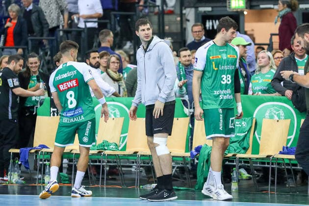 Leipzig, 13.11.2022, QUARTERBACK Immobilien ARENA, Handball, Männer, Saison 2022 2023, Bundesliga, 12. Spieltag , SC DHfK Leipzig - ASV Hamm-Westfalen 33:23 (18:11) , Im Bild v.l.: Marko Mamic (14, Leipzig) mit Verband am Knie ,