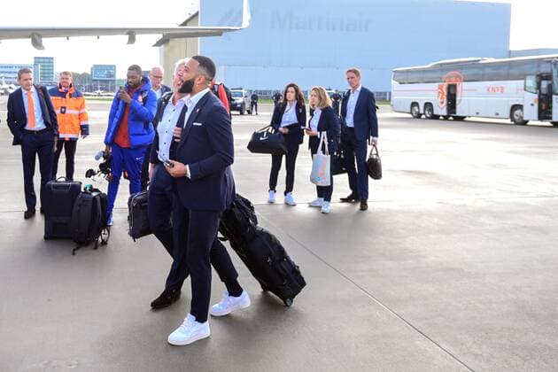 SCHIPHOL - Memphis Depay during the goodbye moment at Schiphol Airport before the departure of the Dutch national team, Nationalteam to Qatar. The Netherlands will play its first group match against Senegal on November 21. ANP OLAF KRAAK FIFA World Cup, WM, Weltmeisterschaft, Fussball Qatar 2022 2022 2023 xVIxANPxSportx xxANPxIVx