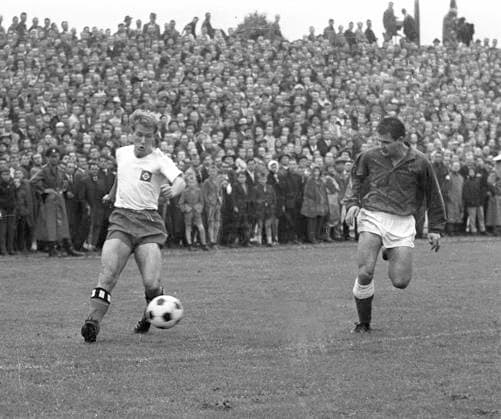 1. Spieltag Fussball Bundesliga: Preussen Muenster - Hamburger SV 1:1 24.08.1963 Fritz Boyens (HSV) flankt, rechts Helmut Tybussek (Muenster)