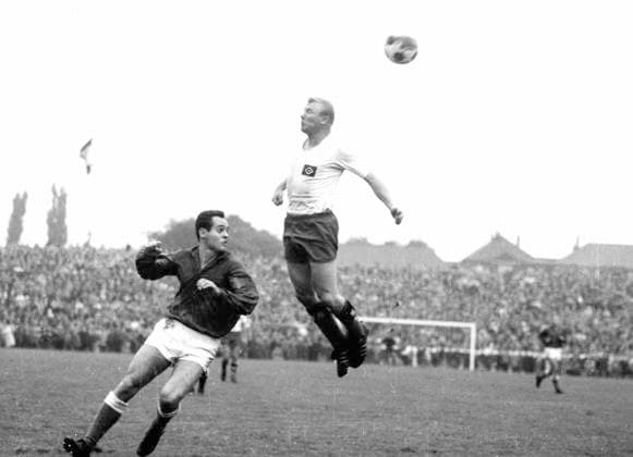 1. Spieltag Fussball Bundesliga: Preussen Muenster - Hamburger SV 1:1 24.08.1963 1inks Manfred Pohlschmidt (Muenster), oben Dieter Seeler (HSV)