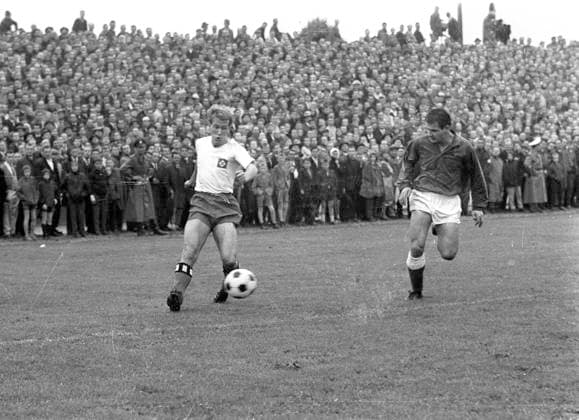 1. Spieltag Fussball Bundesliga: Preussen Muenster - Hamburger SV 1:1 24.08.1963 Fritz Boyens (HSV) flankt, rechts Helmut Tybussek (Muenster)