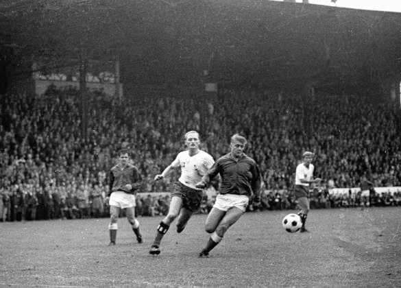 1. Spieltag Fussball Bundesliga: Preussen Muenster - Hamburger SV 1:1 24.08.1963 Werner Lungwitz ( Muenster) Aktion vor Peter Wulf (Hamburger SV)