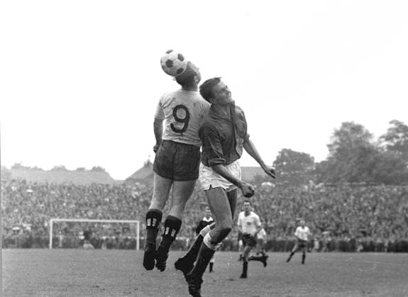 1. Spieltag Fussball Bundesliga: Preussen Muenster - Hamburger SV 1:1 24.08.1963 Uwe Seeler (links) gegen Klaus Bokisch