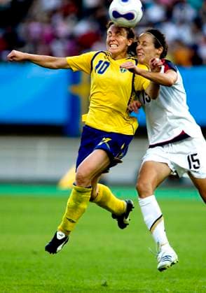 CHENGDU 20070914 Fotbolls VM för damer, gruppspelsmatch 3. Sverige vs USA Sveriges Hanna Ljungberg i duell med Usa:s nr 15 Kate Markgraf. CHENGDU KINA x10050x