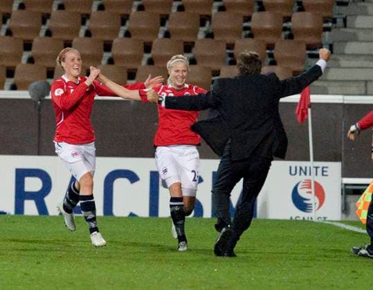 HELSINGFORS 20090904 - De svenska fotbollsdamerna förlorade mot Norge i EM-kvartsfinalen med 3-1 pa fotbollstadion i Helsingfors pa fredagskvällen. Pa bilden möts malskytten Cecilie Pedersen av tränaren Bjarne Berntsen. Foto Jonas Ekströmer SCANPIX kod 10030 ** Bilden fri för abonnenter med SPORTPAKETET. För övriga BETALBILD ** HELSINGFORS FINLAND Fotboll x10030x