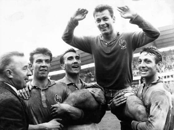 ARKIV 19580628 Frankrikes Just Fontaine halls upp av sina lagkamrater i det Franska fotbollslandslaget efter bronsmatchen mot Västtyskland i Fotbolls-VM pa Nya Ullevi i Göteborg, Sverige, 28:e juni 1958. Frankrike vann med 6-3 och Just Fontaine gjorde fyra mal i matchen och vann VM:s skytteliga pa tretton mal. STOCKHOLM SVERIGE x20360x *** ARCHIVE 19580628 Frances Just Fontaine is greeted by his teammates in the French national football team after the bronze medal match against West Germany in the Football World Cup at Nya Ullevi in Gothenburg, Sweden, June 28th 1958 France won with 6 3 and Just Fontaine scored four goals in the match and won the World Cups scoring league of thirteen goals STOCKHOLM SWEDEN x20360x  Copyright: xSvensktxPressfotox xTTx FOTBOLLS-VM 1958