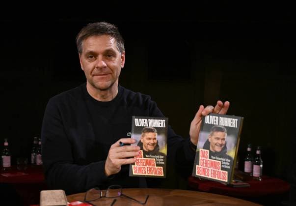 Fussball, Herren, Saison 2022 2023, 1. Bundesliga, 1. FC Union Berlin, Buchpremiere mit Profifußball-Geschäftsführer Oliver Ruhnert (1. FC Union Berlin) im Kino Union in Berlin-Friedrichshagen, Buchtitel: Oliver Ruhnert, Das Geheimnis seines Erfolgs, Vom Sauerland über Schalke zu Union, im Bild Profifußball-Geschäftsführer Oliver Ruhnert (1. FC Union Berlin) mit dem Buch, 15.11. 2022, *** Football, men, season 2022 2023, 1 Bundesliga, 1 FC Union Berlin, book premiere with professional soccer managing director Oliver Ruhnert 1 FC Union Berlin in the cinema Union in Berlin Friedrichshagen, book title Oliver Ruhnert, The secret of his success, From Sauerland via Schalke to Union, in the picture professional soccer managing director Oliver Ruhnert 1 FC Union Berlin with the book, 15 11 2022, Copyright: xMatthiasxKochx