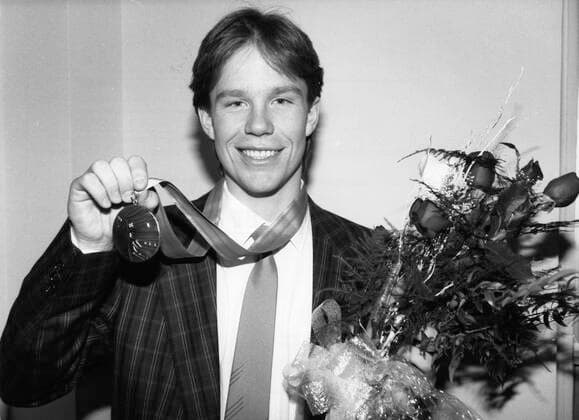CALGARY 19880419 Lars-Börje Bulan Eriksson visar upp sin bronsmedalj som han sensationellt tog i den alpina disciplinen super-G vid de olympiska spelen (OS) i Calgary, Kanada 1988. CALGARY KANADA x1007x *** CALGARY 19880419 Lars Börje Bulan Eriksson shows off his bronze medal that he sensationally won in the alpine discipline super G at the Olympic Games in Calgary, Canada 1988 CALGARY CANADA x1007x  Copyright: xLassexHedbergx xTTx x LARS-BÖRJE ERIKSSON