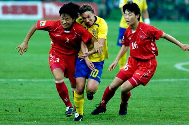 TIANJIN 20070918 Sveriges Hanna Ljungberg (mitten) jagar bollen med Nordkoreas Om Jong Ran (tv) och Kong Hye Ok under gruppspelsmatch 4 i fotbolls-VM för damer i Tianjin, Kina, pa tisdagen. TIANJIN KINA FOTBOLL x10050x *** TIANJIN 20070918 Swedens Hanna Ljungberg center chases the ball with North Koreas Om Jong Ran tv and Kong Hye Ok during group stage match 4 of the womens soccer World Cup in Tianjin, China, on Tuesday TIANJIN CHINA FOOTBALL x10050x  Copyright: xPONTUSxLUNDAHLx xTTx NORDKOREA-SVERIGE DAMFOTBOLLS VM