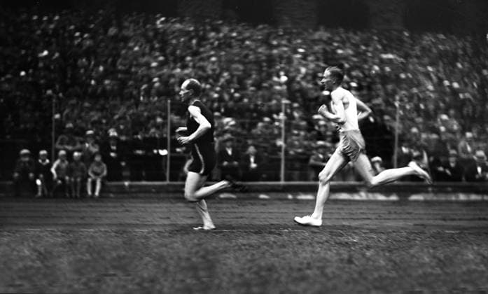 ARKIV 1930 Svensken Jean Lindgren jagar finländaren Pavo Nurmi i ett 5000-meterslopp pa Stadion. Swedish Jean Lindgren (to the right) and Paavo Nurmi from Finland in a long distance race at Stockholm Stadium. Stockholm Sverige FRIIDROTT x1900x *** ARCHIVE 1930 Swedish Jean Lindgren chases Finnish Pavo Nurmi in a 5000 meter race at Stockholm Stadium Swedish Jean Lindgren to the right and Paavo Nurmi from Finland in a long distance race at Stockholm Stadium Stockholm Sweden FRIIDROTT x1900x  Copyright: xTTxHistoricalx PAAVO NURMI