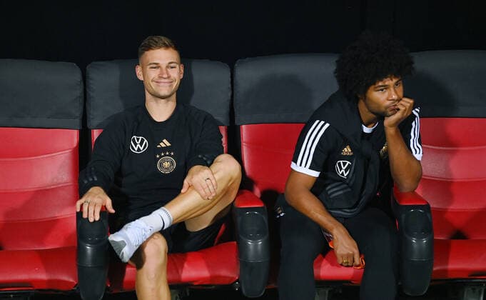 Sport Themen der Woche KW46 Sport Bilder des Tages FUSSBALL WM 2022 Testspiel im Oman 16.11.2022 Oman - Deutschland Joshua Kimmich (li) und Serge Gnabry auf der Ersatzbank vor dem Spiel *** FOOTBALL World Cup 2022 test match in Oman 16 11 2022 Oman Germany Joshua Kimmich li and Serge Gnabry on the bench before the match.
