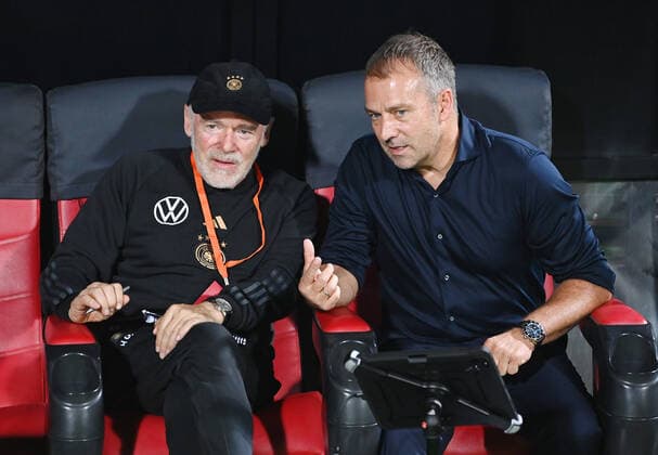 FUSSBALL WM 2022 Testspiel im Oman 16.11.2022 Oman - Deutschland Co Trainer Hermann Gerland (li) und Bundestrainer Hansi Flick (re)