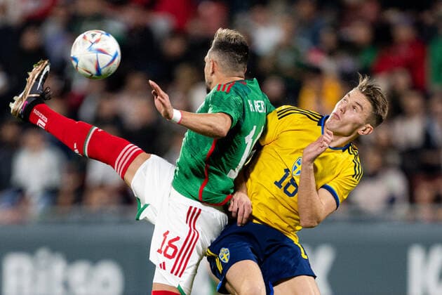 221116 Hector Herrera of Mexico and Viktor Gyökeres of Sweden during the International Friendly, Länderspiel, Nationalmannschaft football match between Mexico and Sweden on November 16, 2022 in Girona. Photo: Ludvig Thunman BILDBYRAN kod LT LT0441 fotboll football soccer fotball träningslandskamp international friendly mexico sverige sweden sverige a bbeng Copyright: LUDVIGxTHUNMAN BB221116LT032