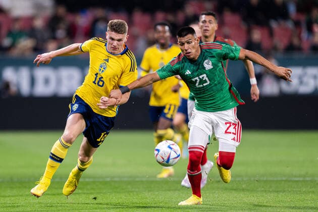 221116 Viktor Gyökeres of Sweden and Jesus Gallardo of Mexico during the International Friendly, Länderspiel, Nationalmannschaft football match between Mexico and Sweden on November 16, 2022 in Girona. Photo: Ludvig Thunman BILDBYRAN kod LT LT0441 fotboll football soccer fotball träningslandskamp international friendly mexico sverige sweden sverige a bbeng Copyright: LUDVIGxTHUNMAN BB221116LT042