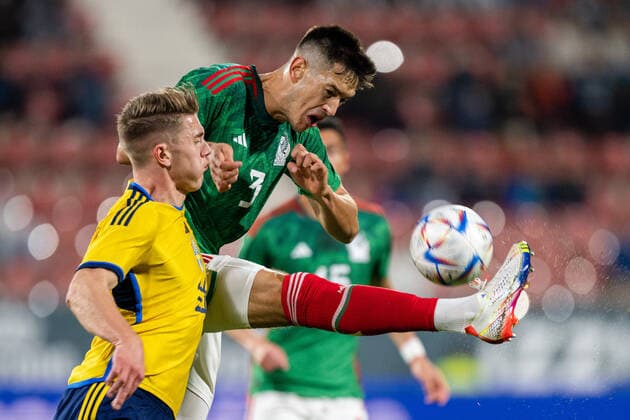 221116 Viktor Gyökeres of Sweden and Cesar Montes of Mexico during the International Friendly, Länderspiel, Nationalmannschaft football match between Mexico and Sweden on November 16, 2022 in Girona. Photo: Ludvig Thunman BILDBYRAN kod LT LT0441 fotboll football soccer fotball träningslandskamp international friendly mexico sverige sweden sverige a bbeng Copyright: LUDVIGxTHUNMAN BB221116LT045