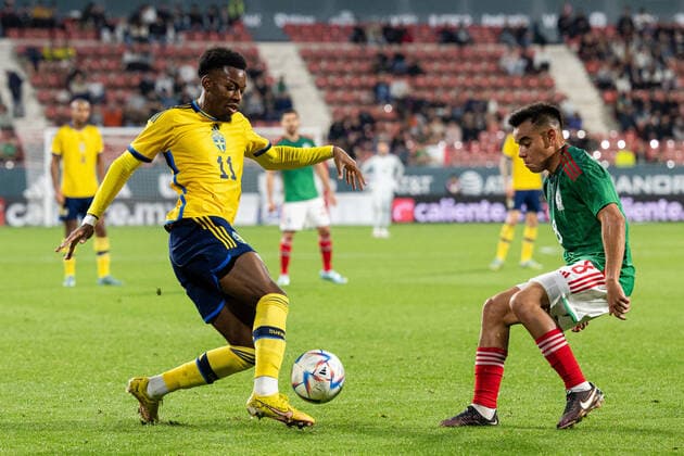 221116 Anthony Elanga of Sweden and Carlos Rodriguez of Mexico during the International Friendly, Länderspiel, Nationalmannschaft football match between Mexico and Sweden on November 16, 2022 in Girona. Photo: Ludvig Thunman BILDBYRAN kod LT LT0441 fotboll football soccer fotball träningslandskamp international friendly mexico sverige sweden sverige a bbeng Copyright: LUDVIGxTHUNMAN BB221116LT053