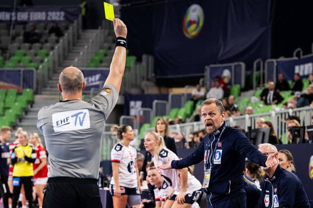 Sport Themen der Woche KW46 Sport Bilder des Tages 221116 Head coach Thorir Hergeirsson of Norway receives a yellow card during the EHF Women s European Championship, EM, Europameisterschaft handball match between Norway and Denmark on November 16, 2022 in Ljubljana. Photo: Jesper Zerman BILDBYRAN COP 234 JZ0278 handball handboll handball bbeng em handball-em handbolls-em ehf handball european championship european handball championship 2022 european championship 2022 norway norge danmark denmark dam *** 221116 Head coach Thorir Hergeirsson of Norway receives a yellow card during the EHF Womens European Championship handball match between Norway and Denmark on November 16, 2022 in Ljubljana Photo Jesper Zerman BILDBYRAN COP 234 JZ0278 handball handball handball bbeng em handball em handbolls em ehf handball european championship european handball championship 2022 european championship 2022 norway norway denmark denmark ladies,  Copyright: JESPERxZERMAN BB221116JZ132