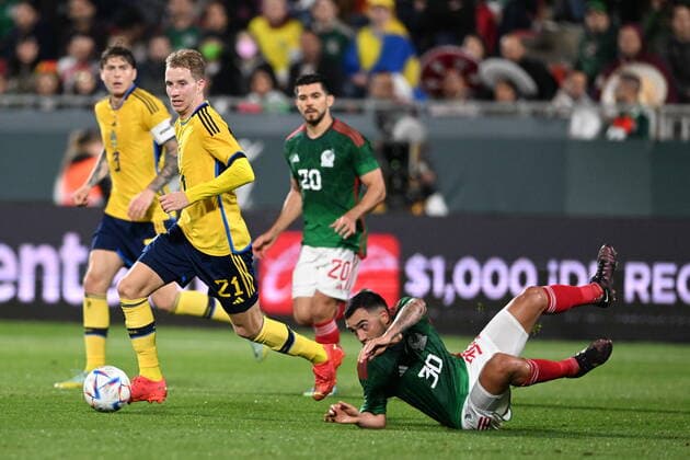 GIRONA 20221116 Sveriges Samuel Gustafson mot Mexikos Luis Chávez under landskampen mellan Sverige och Mexiko pa Estadi Montilivi i Girona. GIRONA SPANIEN FOTBOLL x9200x Copyright: xBjörnxLarssonxRosvall TTx LANDSKAMP SVERIGE-MEXIKO