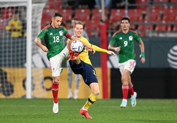 GIRONA 20221116 Mexikos Andres Guardado och Sveriges Samuel Gustafson i kamp om bollen under landskampen mellan Sverige och Mexiko pa Estadi Montilivi i Girona. GIRONA SPANIEN FOTBOLL x9200x Copyright: xBjörnxLarssonxRosvall TTx LANDSKAMP SVERIGE-MEXIKO