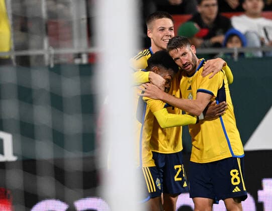 GIRONA 20221116 Sveriges Marcus RohdÃ n ( 8,th) grattas av Anthony Elanga och Emil Holm efter 1-0-malet under landskampen mellan Sverige och Mexiko pa Estadi Montilivi i Girona. GIRONA SPANIEN FOTBOLL x9200x Copyright: xBjörnxLarssonxRosvall TTx LANDSKAMP SVERIGE-MEXIKO