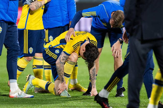 221116 Victor Nilsson Lindelöf of Sweden in pain after the International Friendly, Länderspiel, Nationalmannschaft football match between Mexico and Sweden on November 16, 2022 in Girona. Photo: Ludvig Thunman BILDBYRAN kod LT LT0441 fotboll football soccer fotball träningslandskamp international friendly mexico sverige sweden sverige a bbeng depp skada Copyright: LUDVIGxTHUNMAN BB221116LT123
