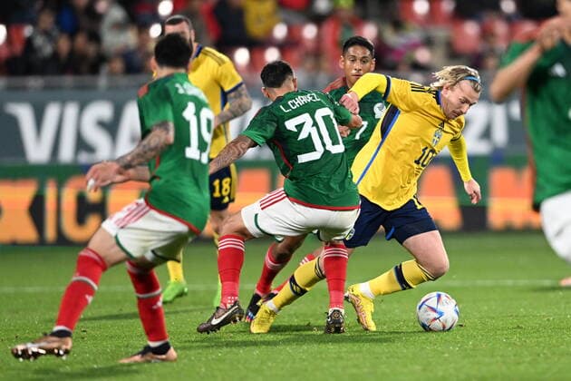 GIRONA 20221116 Sveriges Emil Forsberg tar sig förbi Mexikos spelare under landskampen mellan Sverige och Mexiko pa Estadi Montilivi i Girona. GIRONA SPANIEN FOTBOLL x9200x Copyright: xBjörnxLarssonxRosvall TTx LANDSKAMP SVERIGE-MEXIKO