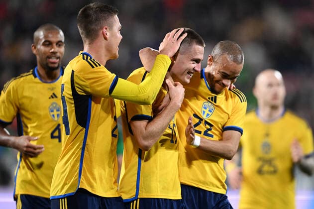 GIRONA 20221116 Sveriges Mattias Svanberg klappas om av Emil Holm och Robin Quaison efter 2-1-malet under landskampen mellan Sverige och Mexiko pa Estadi Montilivi i Girona. GIRONA SPANIEN FOTBOLL x9200x Copyright: xBjörnxLarssonxRosvall TTx LANDSKAMP SVERIGE-MEXIKO