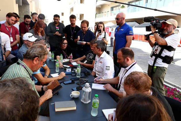 Sport Bilder des Tages FORMULA 1 ETIHAD AIRWAYS ABU DHABI GRAND PRIX 2022 17.11.2022, Yas Marina Circuit, Abu Dhabi, FORMULA 1 ETIHAD AIRWAYS ABU DHABI GRAND PRIX 2022 , im Bild Pressekonferenz von Teamchef Günther Steiner (Haas F1 Team) warum sie sich entschieden haben Mick Schumacher aus Deutschland vom Team Haas keinen neuen Vertrag für 2023 zu geben und stattdessen mit Nico Hülckenberg aus Deutschland zusammenzuarbeiten..