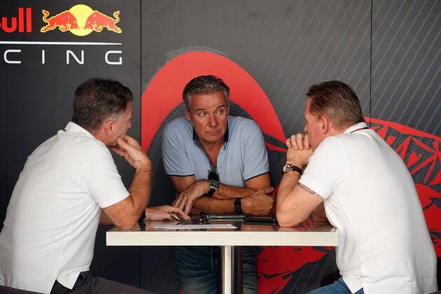 FORMULA 1 ETIHAD AIRWAYS ABU DHABI GRAND PRIX 2022 17.11.2022, Yas Marina Circuit, Abu Dhabi, FORMULA 1 ETIHAD AIRWAYS ABU DHABI GRAND PRIX 2022 , im Bild Teamchef Christian Horner (Red Bull Racing Honda) im Gespräch mit Manager Raymond Vermeulen von Max Verstappen (NEL), Oracle Red Bull Racing und Vater Jos Verstappen..