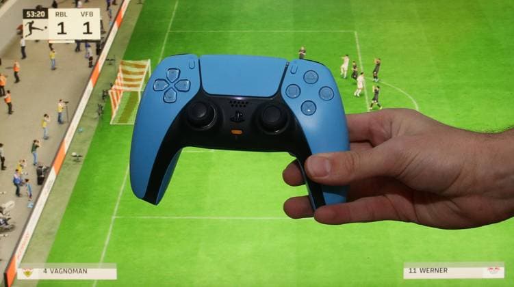 Stuttgart , Virtual Bundesliga VfB Stuttgart , Feature Detail Symbolbild , Playstation PS5 Controller vor einem Bildschirm *** Stuttgart , Virtual Bundesliga VfB Stuttgart , Feature detail icon image , Playstation PS5 controller in front of a screen