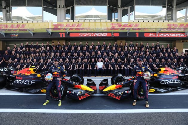 F1 Abu Dhabi Grand Prix Previews Sergio Perez and Max Verstappen of Red Bull Racing pose for a photo with the team before the Formula 1 Abu Dhabi Grand Prix at Yas Marina Circuit in Abu Dhabi, United Arab Emirates on November 17, 2022. Abu Dhabi United Arab Emirates  Copyright: xJakubxPorzyckix originalFilename:porzycki-f1abudha221117_npKaN.jpg
