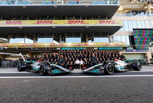 Sport Bilder des Tages 44 Lewis Hamilton (GBR, Mercedes-AMG Petronas F1 Team), Toto Wolff (AUT, Mercedes-AMG Petronas F1 Team), Nyck de Vries (NLD, Mercedes-AMG Petronas F1 Team), 63 George Russell (GBR, Mercedes-AMG Petronas F1 Team), F1 Grand Prix of Abu Dhabi at Yas Marina Circuit on November 17, 2022 in Abu Dhabi, United Arab Emirates. (Photo by HOCH ZWEI) Abu Dhabi United Arab Emirates