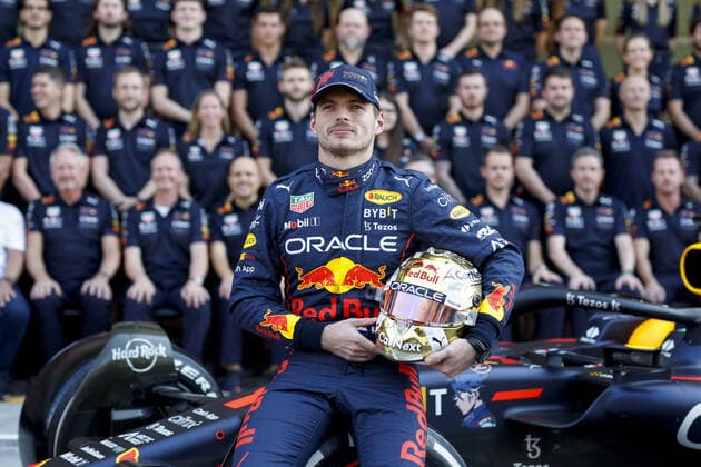 VERSTAPPEN Max (ned), Red Bull Racing RB18, portrait during the Formula 1 Etihad Airways Abu Dhabi Grand Prix 2022, 22nd round of the 2022 FIA Formula One World Championship, WM, Weltmeisterschaft from November 18 to 20, 2022 on the Yas Marina Circuit, in Yas Island, Abu Dhabi - F1 - ABU DHABI GRAND PRIX 2022 DPPI Panoramic  F12022GP22ARE_JK198727