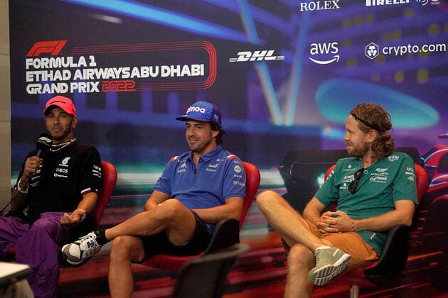 FORMULA 1 ETIHAD AIRWAYS ABU DHABI GRAND PRIX 2022 17.11.2022, Yas Marina Circuit, Abu Dhabi, FORMULA 1 ETIHAD AIRWAYS ABU DHABI GRAND PRIX 2022 , im Bild Lewis Hamilton (GBR), Mercedes-AMG Petronas Formula One Team, Fernando Alonso (ESP), Alpine F1 Team, Sebastian Vettel (DEU), Aston Martin Aramco Cognizant Formula One Team.