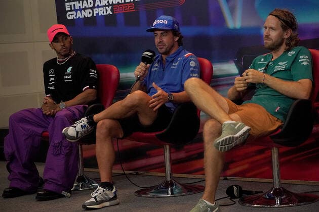 FORMULA 1 ETIHAD AIRWAYS ABU DHABI GRAND PRIX 2022 17.11.2022, Yas Marina Circuit, Abu Dhabi, FORMULA 1 ETIHAD AIRWAYS ABU DHABI GRAND PRIX 2022 , im Bild Lewis Hamilton (GBR), Mercedes-AMG Petronas Formula One Team, Fernando Alonso (ESP), Alpine F1 Team, Sebastian Vettel (DEU), Aston Martin Aramco Cognizant Formula One Team.