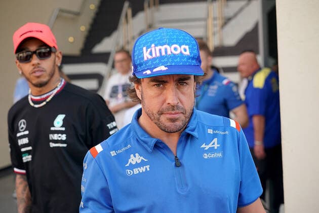 FORMULA 1 ETIHAD AIRWAYS ABU DHABI GRAND PRIX 2022 17.11.2022, Yas Marina Circuit, Abu Dhabi, FORMULA 1 ETIHAD AIRWAYS ABU DHABI GRAND PRIX 2022 , im Bild Fernando Alonso (ESP), Alpine F1 Team, Lewis Hamilton (GBR), Mercedes-AMG Petronas Formula One Team.