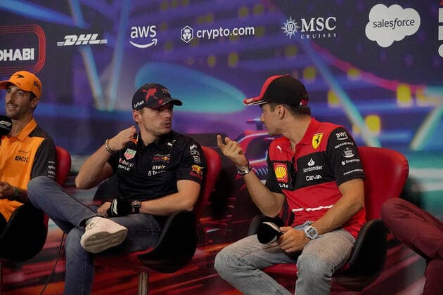 FORMULA 1 ETIHAD AIRWAYS ABU DHABI GRAND PRIX 2022 17.11.2022, Yas Marina Circuit, Abu Dhabi, FORMULA 1 ETIHAD AIRWAYS ABU DHABI GRAND PRIX 2022 , im Bild Max Verstappen (NEL), Oracle Red Bull Racing, Charles Leclerc (MCO), Scuderia Ferrari.
