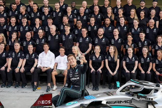 FORMULA 1 ETIHAD AIRWAYS ABU DHABI GRAND PRIX 2022 17.11.2022, Yas Marina Circuit, Abu Dhabi, FORMULA 1 ETIHAD AIRWAYS ABU DHABI GRAND PRIX 2022 , im Bild Mercedes Teamfoto mit den Fahrern Lewis Hamilton (GBR), Mercedes-AMG Petronas Formula One Team und George Russell (GBR), Mercedes-AMG Petronas Formula One Team..